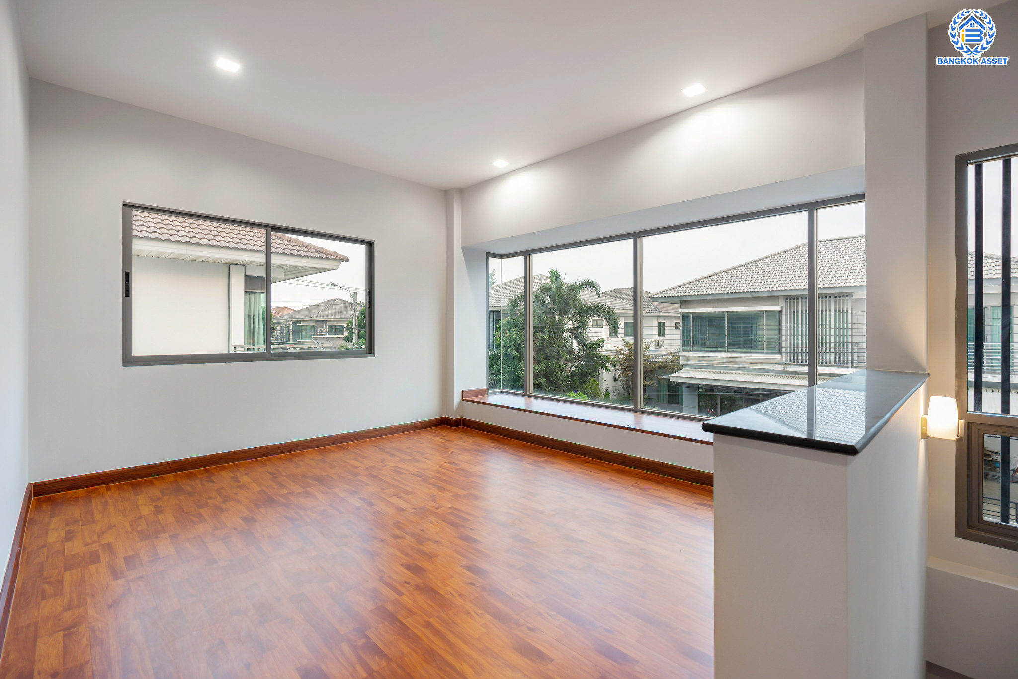 บ้านมือสองตกแต่งใหม่ ม.เพอร์เฟคเพลส แจ้งวัฒนะ บ้านเดี่ยวหลังใหญ่ เนื้อที่ 61.9 ตร.ว. ฟังก์ชัน 3 ห้องนอน 4 ห้องน้ำ 1 ห้องแม่บ้าน จอดรถได้ 2 คัน รองรับทุกการอยู่อาศัย บนทำเลศักยภาพ ใกล้เซ็นทรัลแจ้งวัฒนะ ทางด่วน และรถไฟฟ้าสายสีชมพู "สถานีแยกปากเกร็ด"